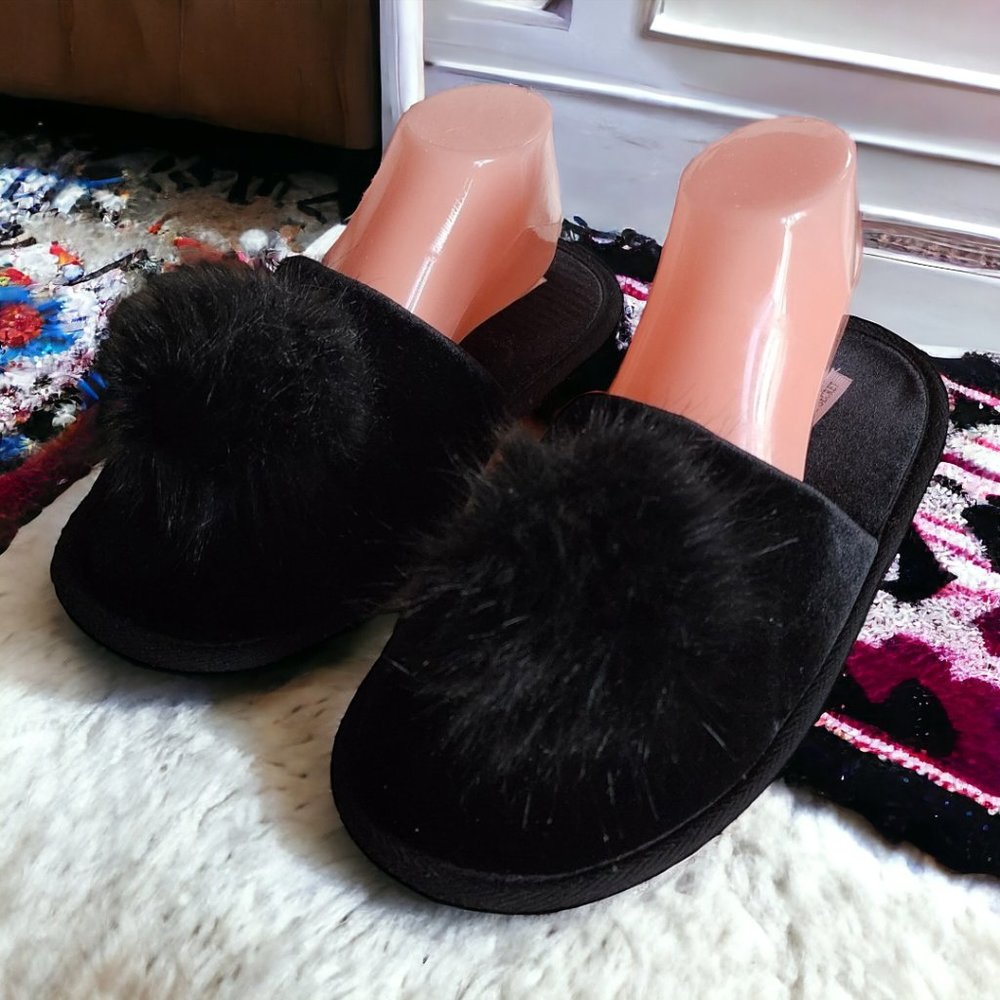 NWOT VICTORIA SECRET (LG) Pom Pom Slippers Size LARGE